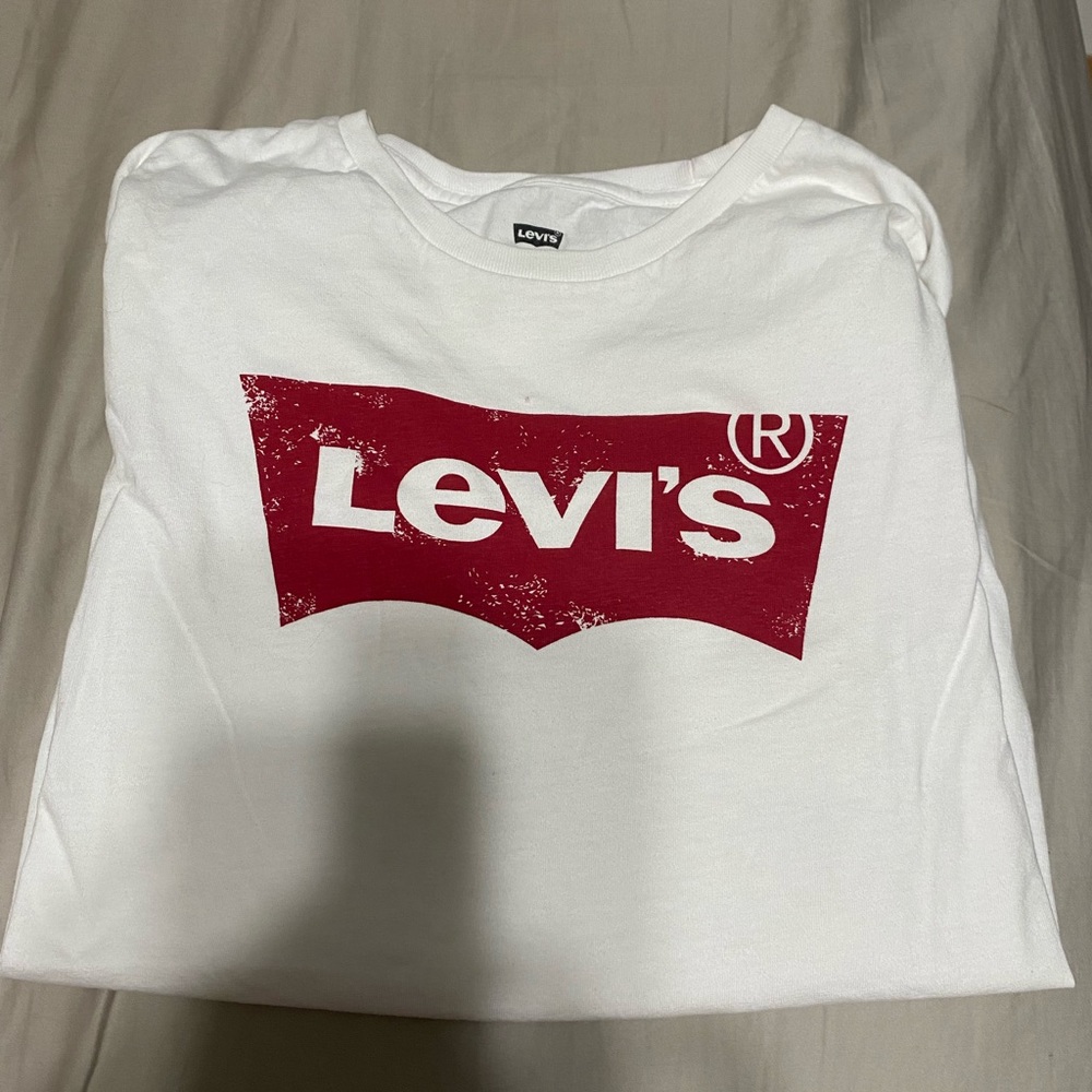 Levi’s t-shirt